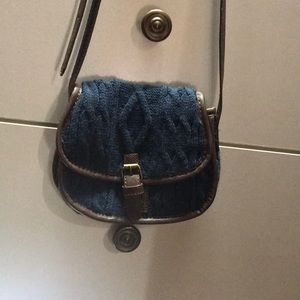 Knit cross body bag.